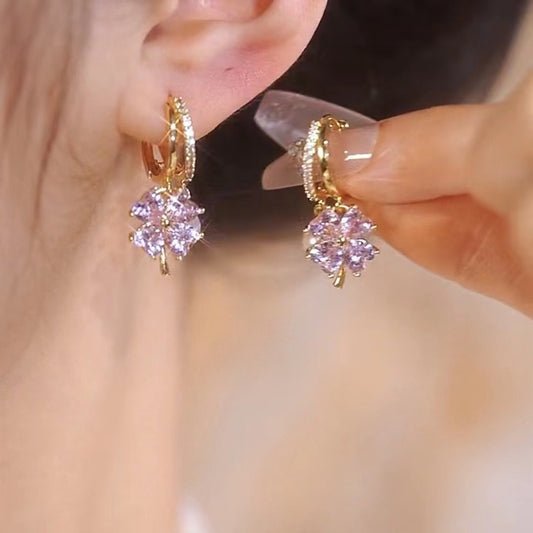 8. Aretes de perlas de trébol 